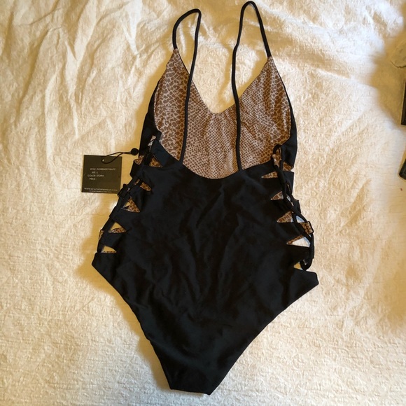 ❌SOLD❌Acacia Florence one piece Storm size Large - Picture 4 of 5